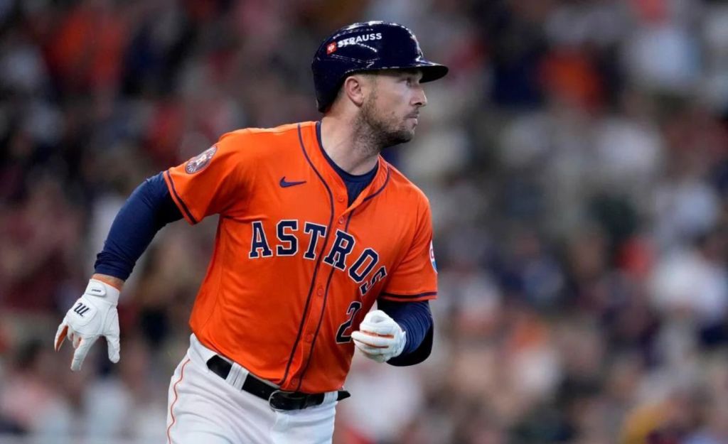 Alex Bregman, de los Astros de Houston, corre a la inicial luego de conectar un sencillo en el segundo juego de la serie de comodines de la Liga Americana ante los Tigres de Detroit, el miércoles, 2 de octubre de 2024.