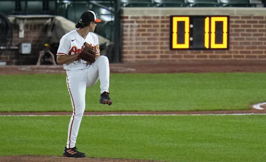 ARCHIVO - El cronómetro de lanzamientos mientras Dean Kremer de los Orioles de Baltimore lanza ante los Medias Rojas de Boston, el 24 de abril de 2023, en Baltimore. (AP Foto/Julio Cortez)