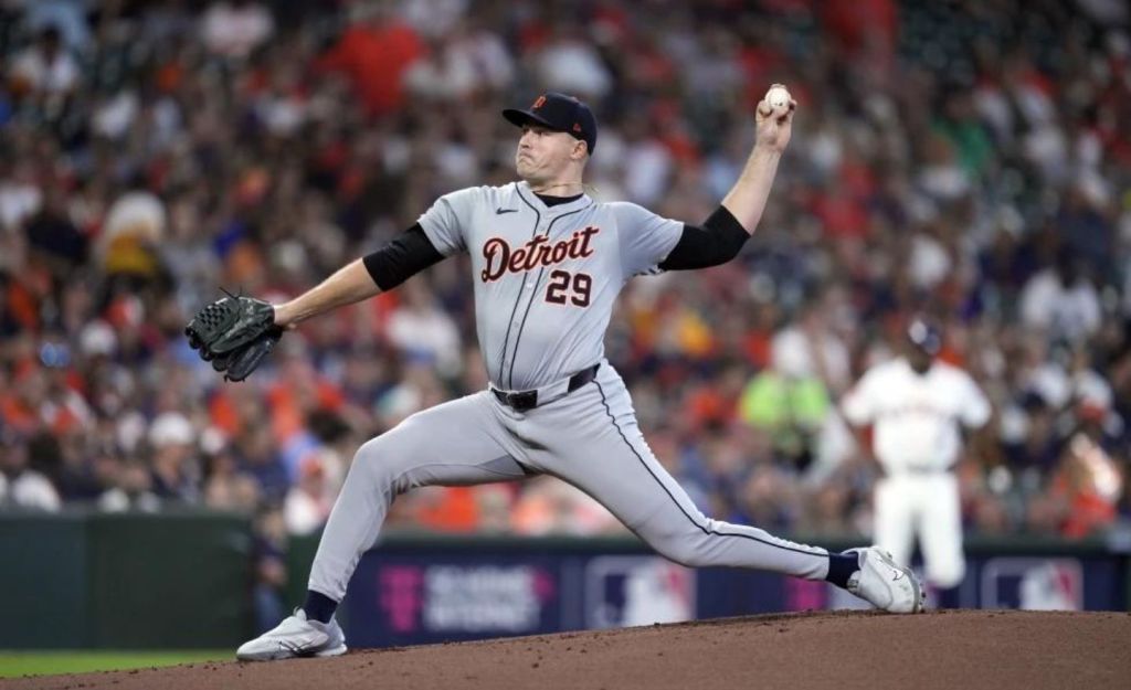 El abridor de los Tigres de Detroit Tarik Skubal lanza en la primera entrada del juego 1 de la Serie de Comodín de la Liga Americana ante los Astros de Houston el martes primero de octubre del 2024. (AP Foto/Kevin M. Cox)