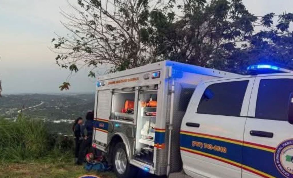 Rescatan a hombre que cayó por un&nbsp;barranco